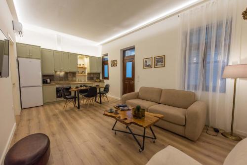 Χώρος καθιστικού στο 1571_ SUITES A2