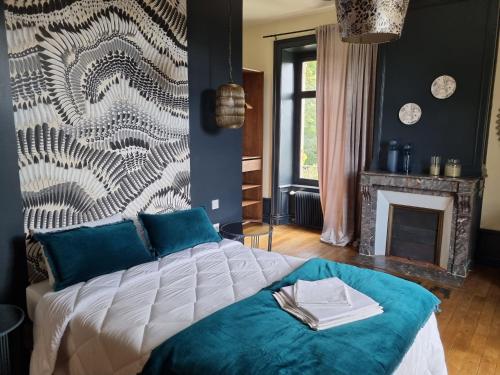 เตียงในห้องที่ VILLA MURA gite luxe avec piscine et spa campagne et grand air nouvelle Aquitaine Corrèze