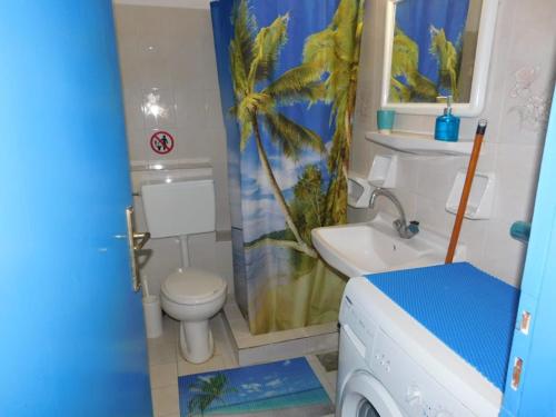 małą łazienkę z toaletą i umywalką w obiekcie Yacht Front Studio - Back Yard - No 8 w mieście Ios (Chora)