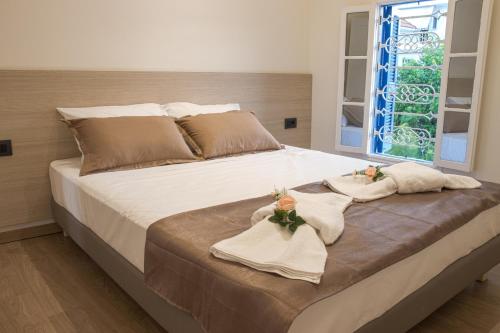um quarto com uma cama grande e toalhas em Danai House em Rodes
