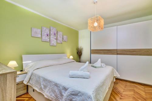 Postel nebo postele na pokoji v ubytování Apartments Ljubica