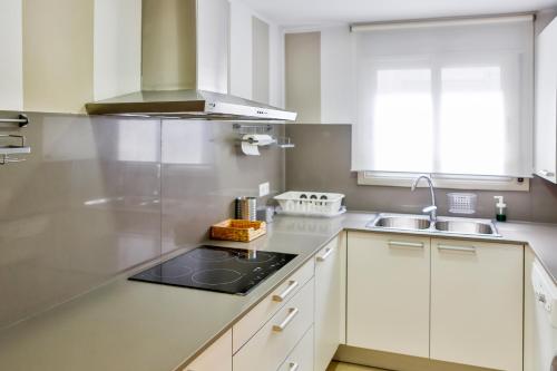 Kuchyň nebo kuchyňský kout v ubytování Apartaments Les Palmeres Coma-ruga