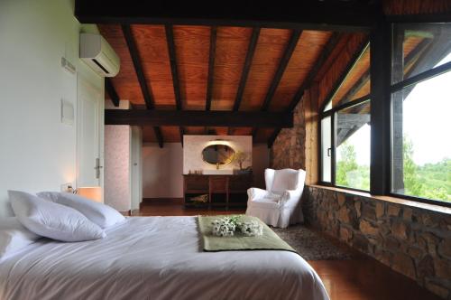 1 dormitorio con 1 cama grande en una habitación con ventanas en CASA MENDILORE en Hondarribia