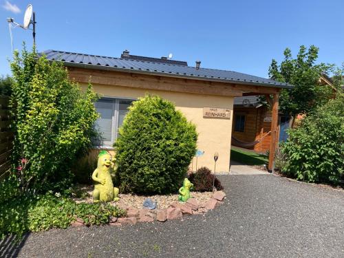 a house with two green statues in front of it at Spreewaldhäuser Wiesner in Lübbenau