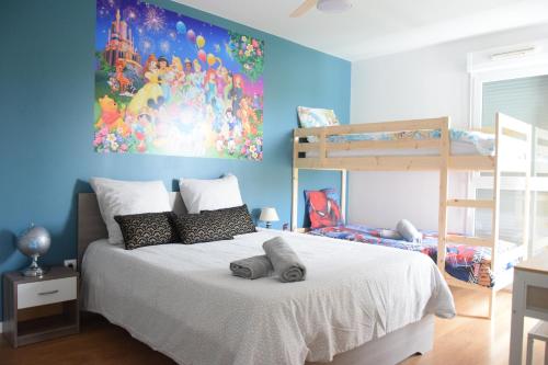 1 dormitorio con 1 cama y 1 litera en Grand Appartement Dreams, en Montévrain