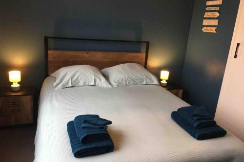 - 2 serviettes sur un lit avec 2 oreillers dans l'établissement Au Cœur du Marché, à Boulogne-sur-Mer