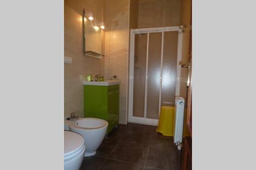 ein Badezimmer mit einem weißen WC und einem Waschbecken in der Unterkunft Alojamiento VuT Rupurupay B in Aldeadávila de la Ribera