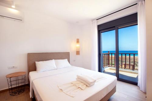 Кровать или кровати в номере Cato Agro 5, Seafront Villa with Private Pool