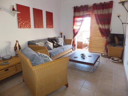een woonkamer met een bank en een salontafel bij Cyking Apartment 103 postcode 8046 in Paphos