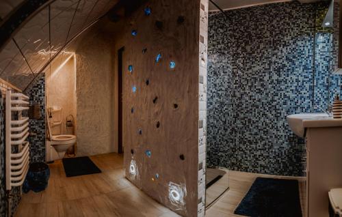 a room with a rock climbing wall in a bathroom at Apartament Gazdowski in Bukowina Tatrzańska