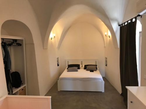 Posteľ alebo postele v izbe v ubytovaní La Grotta di benikula'
