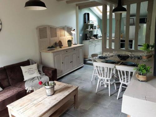 un salon avec un canapé et une table dans l'établissement La Maison Coco, à Honfleur