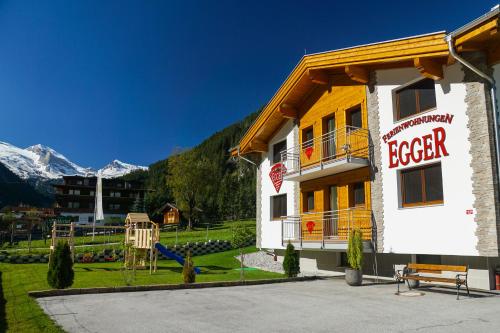 ein Resortgebäude mit einem Schild, das Ego liest in der Unterkunft Ferienwohnungen Egger in Tux
