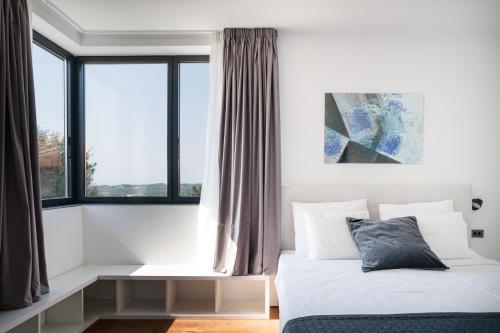 a bedroom with a bed and a window at Koralle Mugeba in Mugeba