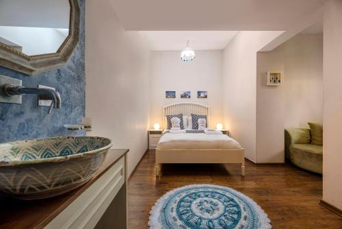 a bedroom with a bed and a tub and a sink at Zimmer & Spa Kesem Hamaga in Bet Leẖem HaGelilit
