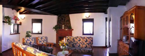 sala de estar con sillas, sofá y mesa en CASASBLANCAS. Casa nr 8, en Alpujarra de la Sierra