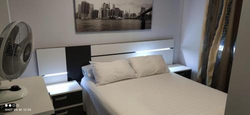 Säng eller sängar i ett rum på Apartamento con vistas al mar