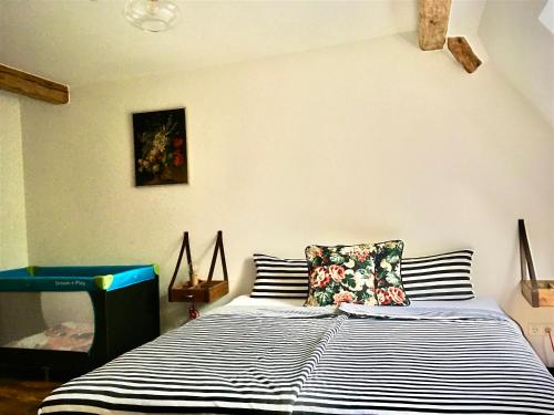 Postel nebo postele na pokoji v ubytování Ferienwohnung Kunst und Kulturschuppen Hasenmühle