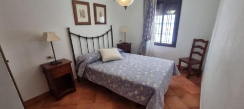 1 dormitorio con cama con almohada en Apartamentos Cádiz el Chico en Grazalema