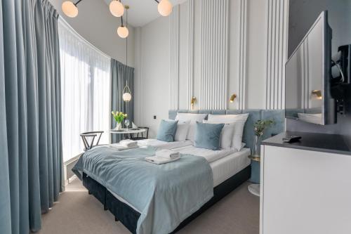 - une chambre avec un lit et une télévision dans l'établissement Apartpark - Ambria Apartments, à Świnoujście