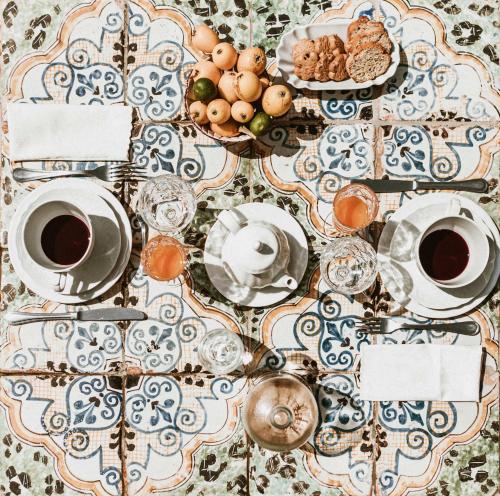 uma mesa com pratos de comida e chávenas de café em Hotel I Cinque Balconi em Santa Marina Salina