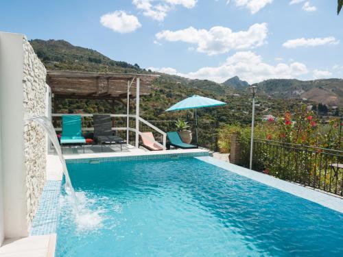 - une piscine avec vue sur la montagne dans l'établissement Casa Turquesa 25 Minuten vom Strand, à Guájar Fondón