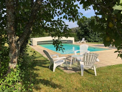 - un groupe de chaises assises à côté de la piscine dans l'établissement La Banne Nord, à Cendrieux