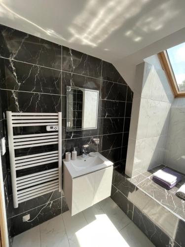 Ένα μπάνιο στο Le Lodge du Pichat