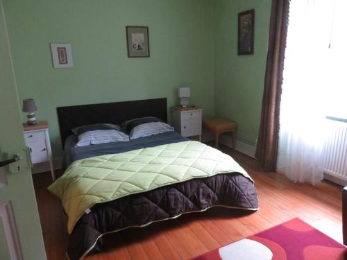 1 dormitorio con 1 cama y suelo de madera en Gîtes vallée de Munster, en Muhlbach-sur-Munster