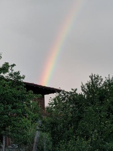 un arco iris en el cielo sobre una casa en Momka's house en Zheravna