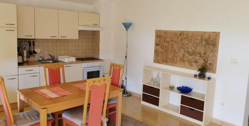 eine Küche mit einem Holztisch und einem Esszimmer in der Unterkunft Apartment Cota in Vinkuran