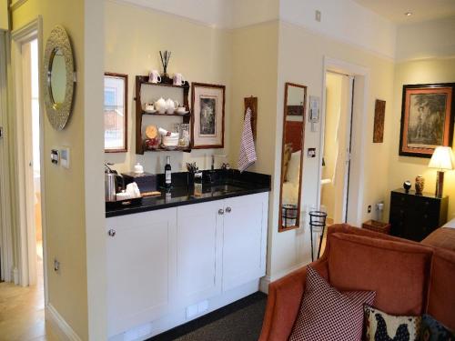 eine Küche mit einer Theke und einem Waschbecken in einem Zimmer in der Unterkunft Gilbey's Bar, Restaurant & Townhouse in Windsor
