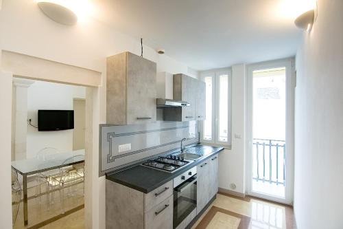 A kitchen or kitchenette at Appartamento Palazzo Ancona