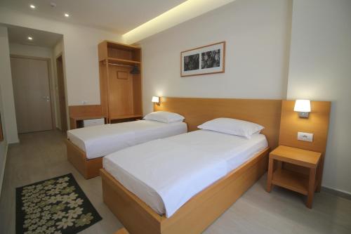 A bed or beds in a room at Hotel Ari 2