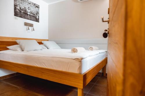 1 dormitorio con 1 cama con 2 toallas en Guest House PachaMama, en Piran