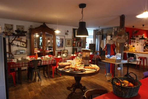 un salon avec une table avec de la nourriture dessus dans l'établissement Moulin de la Beraudaie, à Bohal