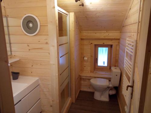 ヴェノスクにあるChalet de 5 chambres a Venosc a 400 m des pistes avec jacuzzi jardin clos et wifiの小さなバスルーム(トイレ、窓付)が備わります。