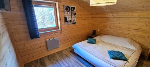 A bed or beds in a room at Chalet de 5 chambres a Venosc a 400 m des pistes avec jacuzzi jardin clos et wifi