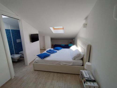 モンテジルヴァーノにあるAttic Designのベッドルーム(青い枕のベッド1台付)