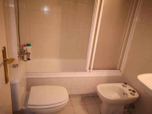 A bathroom at Bright Modern Residencial Home - single room with shared bathroom near airport
