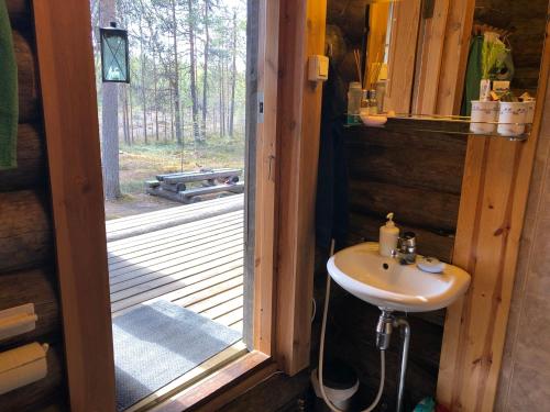 Baño con lavabo junto a una puerta en Villa Kelotupa, en Hossa