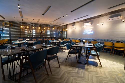 un ristorante con tavoli e sedie in una stanza di Hotel Silver Oak ad Aurangabad