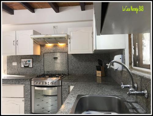 Kuchyň nebo kuchyňský kout v ubytování La Casa Naranja Bed and Breakfast