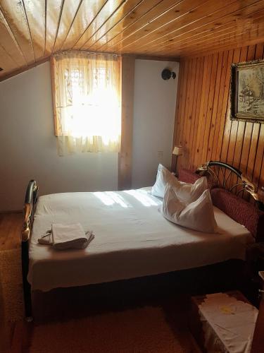 Postel nebo postele na pokoji v ubytování Cazare de vis