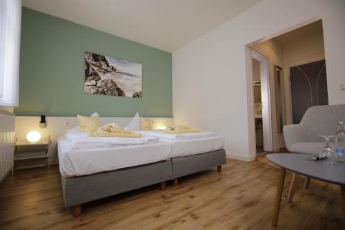 1 dormitorio con 1 cama y sala de estar en Hotel Beck en Lauscha - Ernsthal am Rennsteig