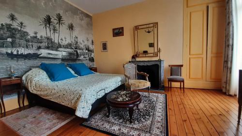 ein Schlafzimmer mit einem Bett und einem Kamin in der Unterkunft La Belle Boulonnaise in Boulogne-sur-Mer