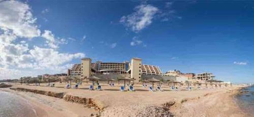 Lovely 2 bedroom condo with beach access & pool!