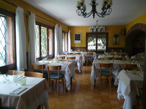 ห้องอาหารหรือที่รับประทานอาหารของ Hostal l´Ou de Reig