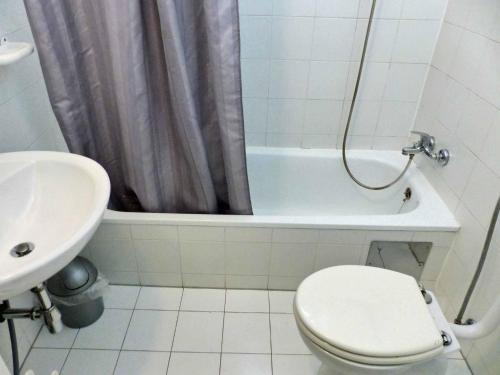 łazienka z toaletą, prysznicem i umywalką w obiekcie Apartment Naschmarkt w Wiedniu