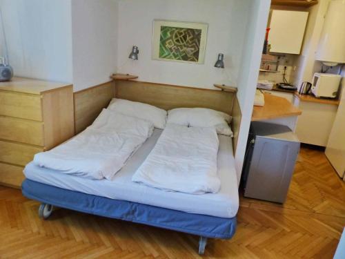 łóżko z dwiema poduszkami w pokoju w obiekcie Apartment Naschmarkt w Wiedniu